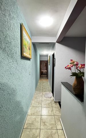 Casa à venda com 180m², 4 quartos e 2 vagas Casa à venda com 180m², 4 quartos e 2 vagasCorredor