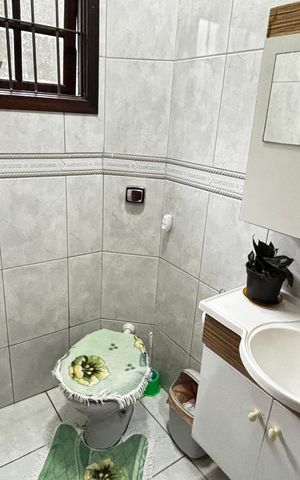Casa à venda com 180m², 4 quartos e 2 vagas Casa à venda com 180m², 4 quartos e 2 vagasBanheiro