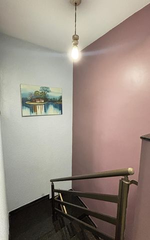 Casa à venda com 180m², 4 quartos e 2 vagas Casa à venda com 180m², 4 quartos e 2 vagasEscada