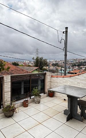Casa à venda com 180m², 4 quartos e 2 vagas Casa à venda com 180m², 4 quartos e 2 vagasQuarto 4 Varanda