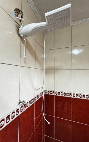 Casa à venda com 180m², 4 quartos e 2 vagas Casa à venda com 180m², 4 quartos e 2 vagasBanheiro