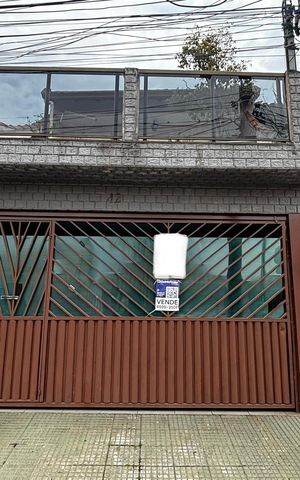 Casa à venda com 180m², 4 quartos e 2 vagas Casa à venda com 180m², 4 quartos e 2 vagasFachada