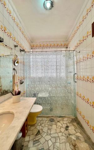 Casa à venda com 301m², 4 quartos e 4 vagas Casa à venda com 301m², 4 quartos e 4 vagasBanheiro da Suíte 2