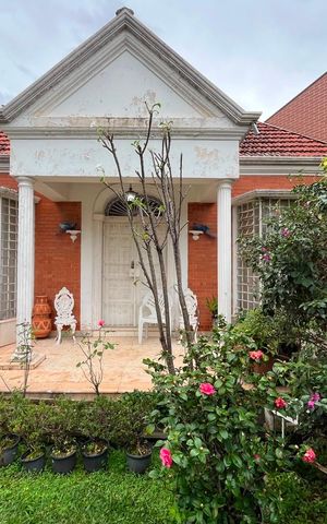 Casa à venda com 301m², 4 quartos e 4 vagas Casa à venda com 301m², 4 quartos e 4 vagasFachada