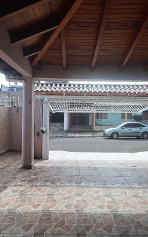 Casa à venda com 77m², 2 quartos e 2 vagasGaragem