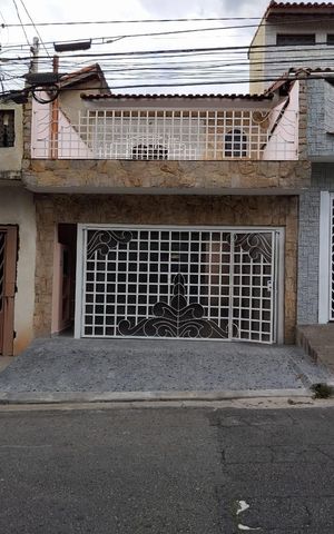 Casa à venda com 125m², 2 quartos e 2 vagas Casa à venda com 125m², 2 quartos e 2 vagasFachada