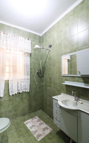 Casa à venda com 179m², 2 quartos e 3 vagasBanheiro Social
