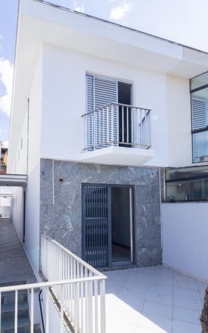 Casa à venda com 250m², 4 quartos e 3 vagas Casa à venda com 250m², 4 quartos e 3 vagasFachada Varanda Sala