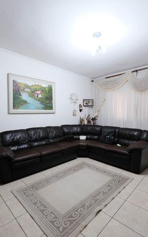 Casa à venda com 300m², 3 quartos e 4 vagasSala