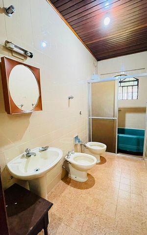 Casa de condomínio para alugar com 287m², 4 quartos e 3 vagas Casa de condomínio para alugar com 287m², 4 quartos e 3 vagasBanheiro da suíte 2