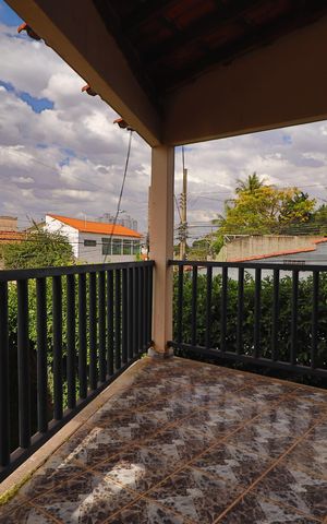 Casa para alugar com 300m², 3 quartos e 6 vagasSacada da Sala 2