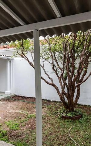 Casa à venda com 350m², 6 quartos e 5 vagas Casa à venda com 350m², 6 quartos e 5 vagasÁrea externa