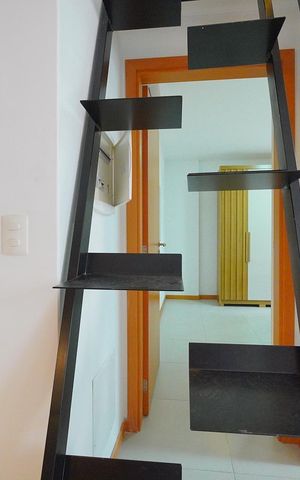 Apartamento para alugar com 75m², 2 quartos e 1 vagaEscada de Acesso a Cobertura