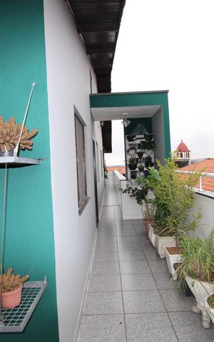 Casa à venda com 180m², 2 quartos e 2 vagasCorredor lateral externo