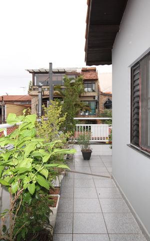 Casa à venda com 180m², 2 quartos e 2 vagasCorredor lateral externo
