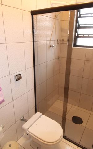 Casa à venda com 180m², 2 quartos e 2 vagasBanheiro da Suíte 1