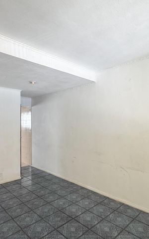 Casa à venda com 140m², 2 quartos e 2 vagasSala