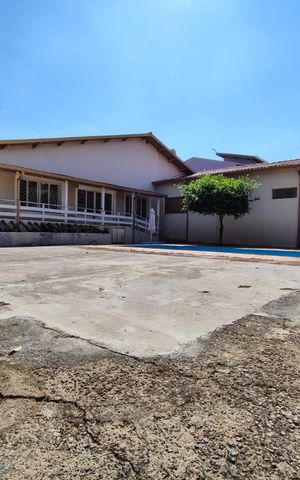 Casa para alugar com 462m², 5 quartos e 5 vagas Casa para alugar com 462m², 5 quartos e 5 vagasÁrea externa