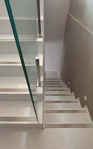 Apartamento à venda com 250m², 2 quartos e 3 vagas Apartamento à venda com 250m², 2 quartos e 3 vagasEscada