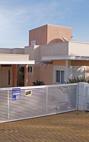 Casa de condomínio para alugar com 300m², 3 quartos e 4 vagasplaquinha