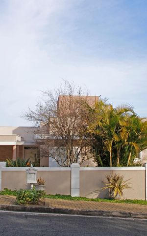Casa de condomínio para alugar com 300m², 3 quartos e 4 vagasFachada