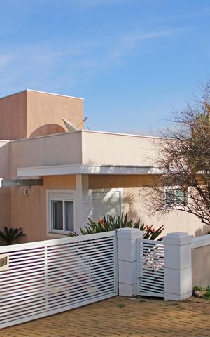 Casa de condomínio para alugar com 300m², 3 quartos e 4 vagasFachada