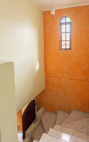 Casa à venda com 90m², 3 quartos e 2 vagasEscada
