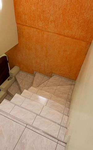 Casa à venda com 90m², 3 quartos e 2 vagasEscada