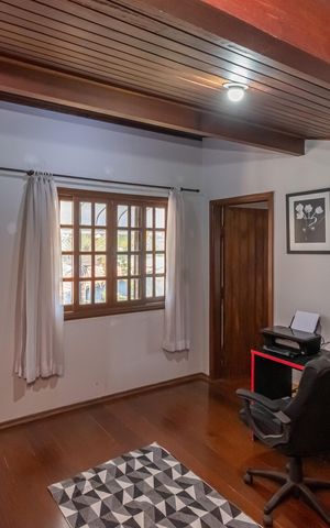 Casa à venda com 270m², 3 quartos e 3 vagas Casa à venda com 270m², 3 quartos e 3 vagasEscritório