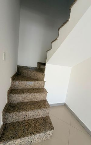 Casa para alugar com 105m², 2 quartos e 1 vaga Casa para alugar com 105m², 2 quartos e 1 vagaEscada
