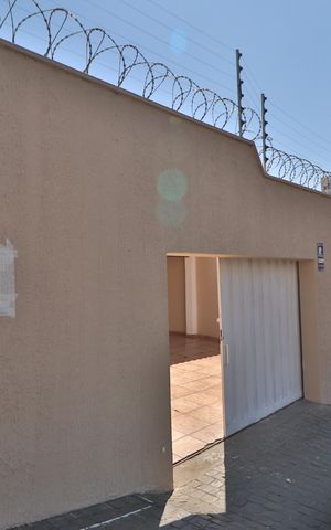 Casa para alugar com 200m², 3 quartos e 3 vagasFachada