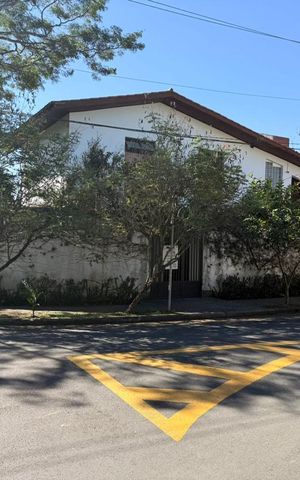 Casa à venda com 697m², 4 quartos e 4 vagas Casa à venda com 697m², 4 quartos e 4 vagasFachada