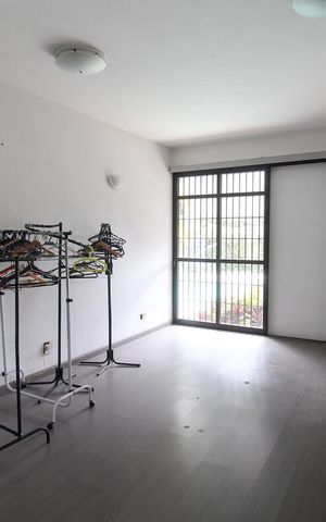 Casa à venda com 697m², 4 quartos e 4 vagas Casa à venda com 697m², 4 quartos e 4 vagasEscritório