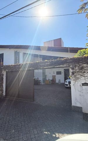 Casa à venda com 697m², 4 quartos e 4 vagas Casa à venda com 697m², 4 quartos e 4 vagasFachada