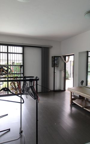 Casa à venda com 697m², 4 quartos e 4 vagas Casa à venda com 697m², 4 quartos e 4 vagasEscritório