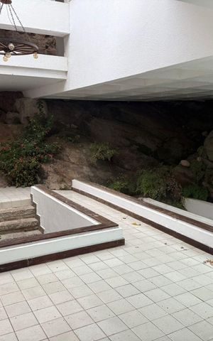 Casa à venda com 1000m², 5 quartos e 2 vagas Casa à venda com 1000m², 5 quartos e 2 vagasÁrea externa