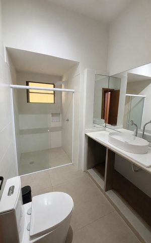 Casa à venda com 1000m², 5 quartos e 2 vagas Casa à venda com 1000m², 5 quartos e 2 vagasBanheiro