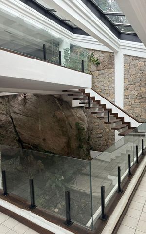 Casa à venda com 1000m², 5 quartos e 2 vagas Casa à venda com 1000m², 5 quartos e 2 vagasÁrea externa