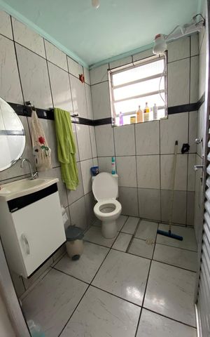 Casa à venda com 35m², 1 quarto e 4 vagas Casa à venda com 35m², 1 quarto e 4 vagasBanheiro social