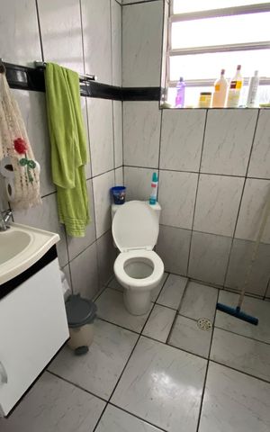 Casa à venda com 35m², 1 quarto e 4 vagas Casa à venda com 35m², 1 quarto e 4 vagasBanheiro social
