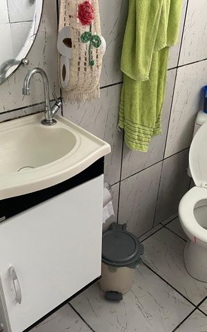 Casa à venda com 35m², 1 quarto e 4 vagas Casa à venda com 35m², 1 quarto e 4 vagasBanheiro social