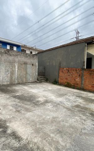 Casa à venda com 35m², 1 quarto e 4 vagas Casa à venda com 35m², 1 quarto e 4 vagasQuintal