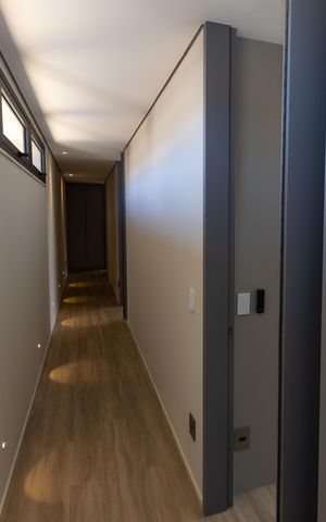 Casa à venda com 564m², 5 quartos e 4 vagas Casa à venda com 564m², 5 quartos e 4 vagasCorredor