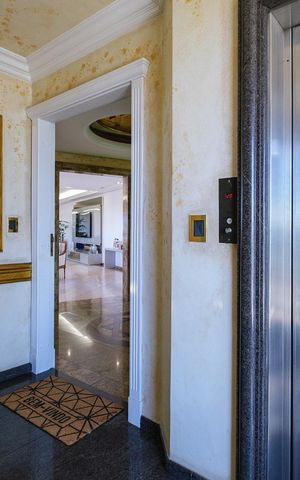 Apartamento à venda com 590m², 3 quartos e 5 vagas Apartamento à venda com 590m², 3 quartos e 5 vagasElevador