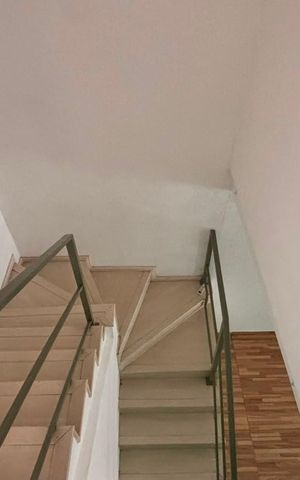 Apartamento para alugar com 65m², 2 quartos e 2 vagas Apartamento para alugar com 65m², 2 quartos e 2 vagasEscada