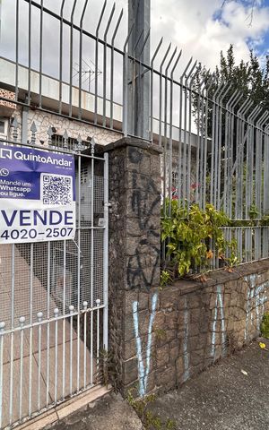Casa à venda com 250m², 3 quartos e 2 vagas Casa à venda com 250m², 3 quartos e 2 vagasFachada
