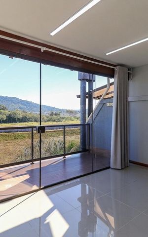 Casa à venda com 133m², 3 quartos e 2 vagas Casa à venda com 133m², 3 quartos e 2 vagasVaranda