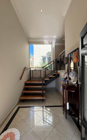 Casa de condomínio à venda com 514m², 4 quartos e 5 vagas Casa de condomínio à venda com 514m², 4 quartos e 5 vagasEscada