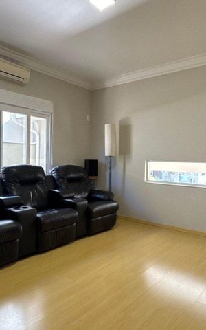Casa de condomínio à venda com 514m², 4 quartos e 5 vagas Casa de condomínio à venda com 514m², 4 quartos e 5 vagasSala