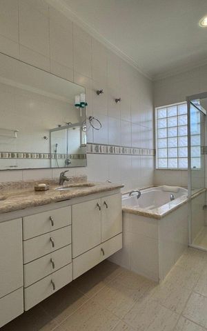 Casa de condomínio à venda com 514m², 4 quartos e 5 vagas Casa de condomínio à venda com 514m², 4 quartos e 5 vagasBanheiro